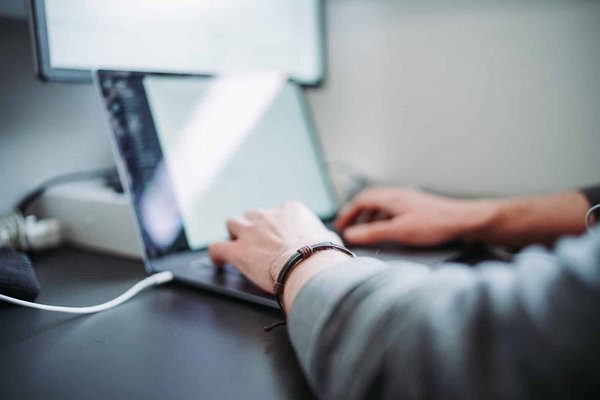 Comment tester l'alimentation d'un ordinateur portable ?